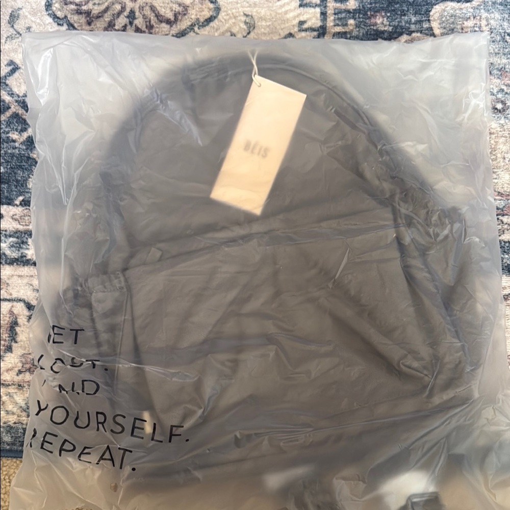 The BÉISics Backpack 
in Grey - Picture 6 of 7